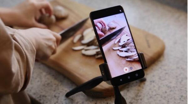 LG G8X ThinQ records the detailed ASMR sound of someone cutting potatoes on a chopping board.